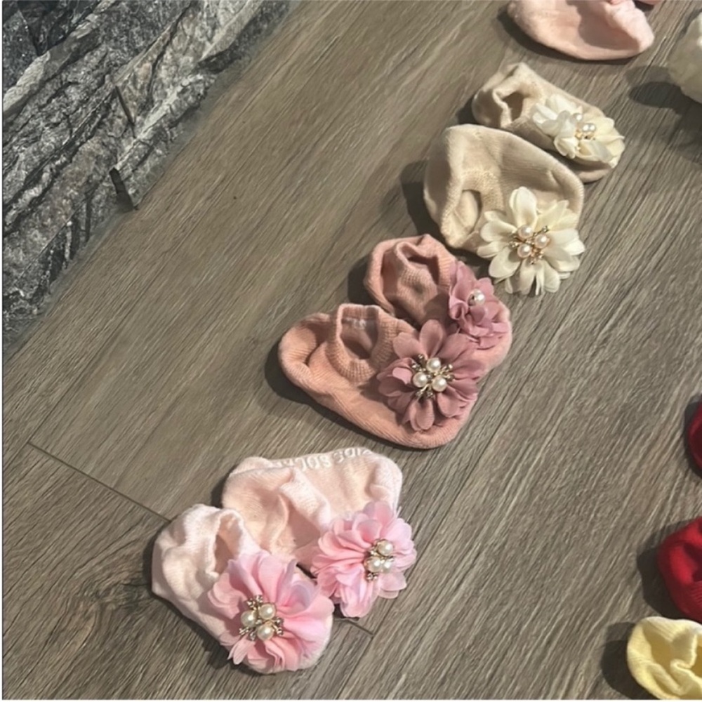 NWOT Baby Booties/Socks x 9 Pair Size‎ 0-3 Months